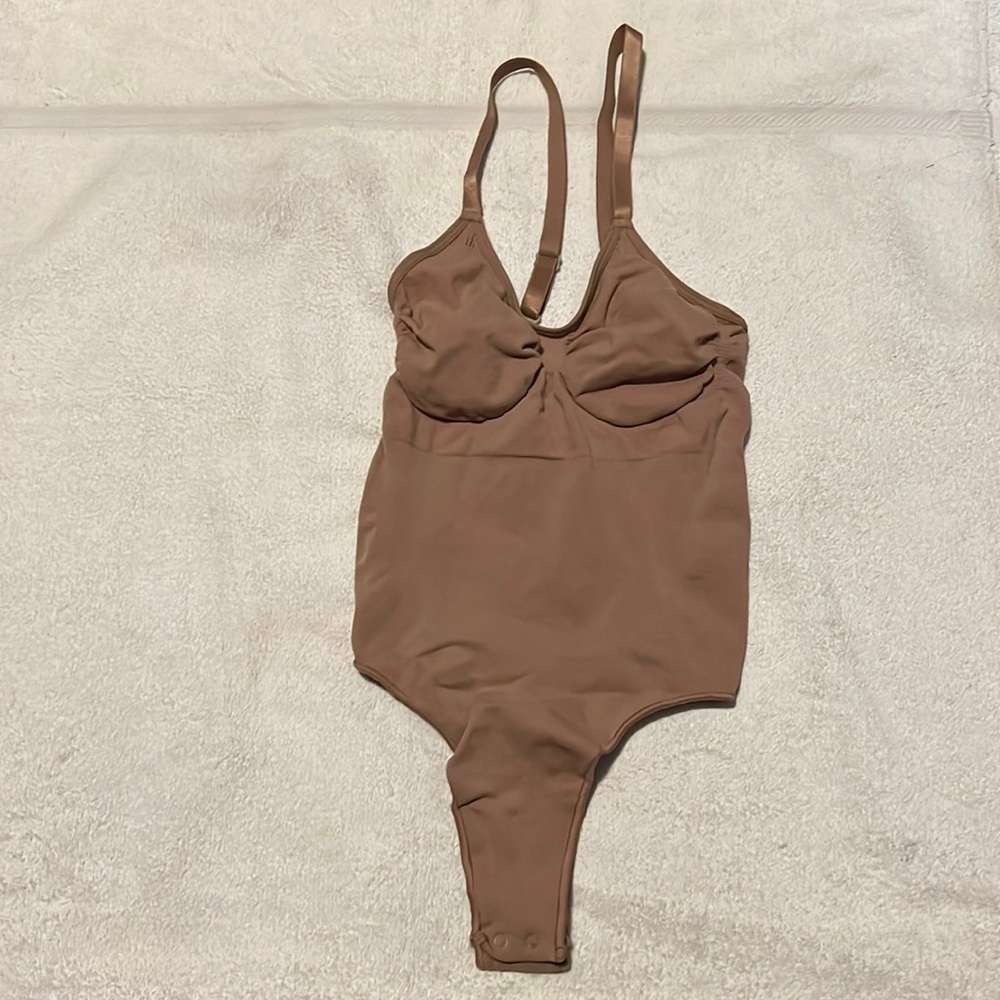SKIMS Sculpting Thong Bodysuit NEW Sienna